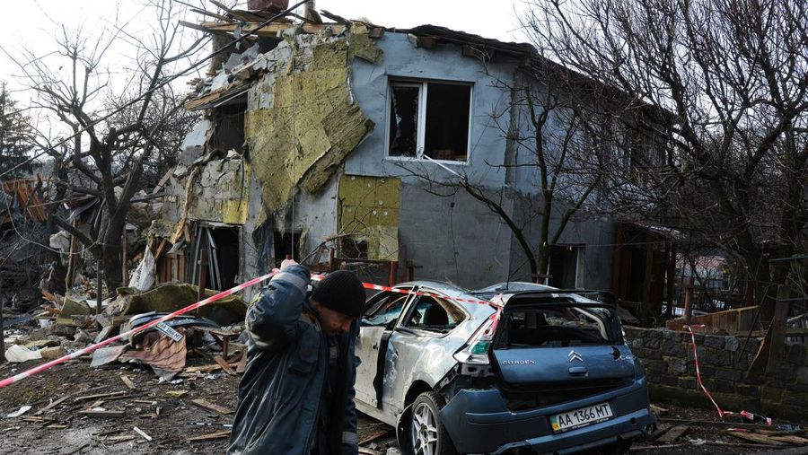KYIV, UKRAINE - 2023/01/01: View of a destroyed residential building after a missile attack by Russia in Kyiv. Rocket attacks by Russia on December 31, 2022 in Kyiv, Ukraine. In many districts of Kyiv, a number of buildings were seriously damaged, 2 people died, and about 50 were injured. (Photo by Aleksandr Gusev/SOPA Images/LightRocket via Getty Images)