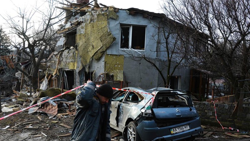 KYIV, UKRAINE - 2023/01/01: View of a destroyed residential building after a missile attack by Russia in Kyiv. Rocket attacks by Russia on December 31, 2022 in Kyiv, Ukraine. In many districts of Kyiv, a number of buildings were seriously damaged, 2 people died, and about 50 were injured. (Photo by Aleksandr Gusev/SOPA Images/LightRocket via Getty Images)