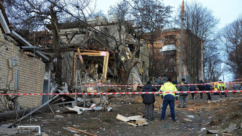 KYIV, UKRAINE - 2023/01/01: View of a destroyed residential building after a missile attack by Russia in Kyiv. Rocket attacks by Russia on December 31, 2022 in Kyiv, Ukraine. In many districts of Kyiv, a number of buildings were seriously damaged, 2 people died, and about 50 were injured. (Photo by Aleksandr Gusev/SOPA Images/LightRocket via Getty Images)