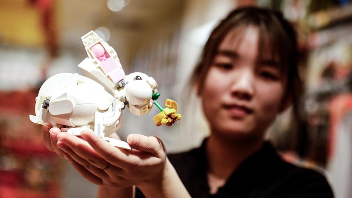 WUHAN, CHINA - JANUARY 1: (CHINA OUT)The Lego store employees show the created rabbit in Wuhan International Plaza on January 1, 2023 in Wuhan, Hubei Province, China.China will be marking the Spring Festival which begins with the Lunar New Year on January 22, ushering in the Year of the rabbit. (Photo by Getty Images)