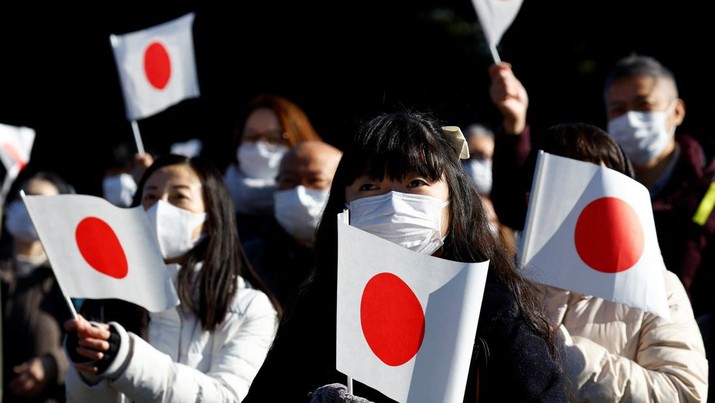 NEW-YEAR/JAPAN-EMPEROR Well-wishers wave Japanese national flags during the appearance of Emperor Naruhito and his royal family members for New Year celebrations at the Imperial Palace in Tokyo, Japan, January 2, 2023. REUTERS/Kim Kyung-Hoon/Pool
