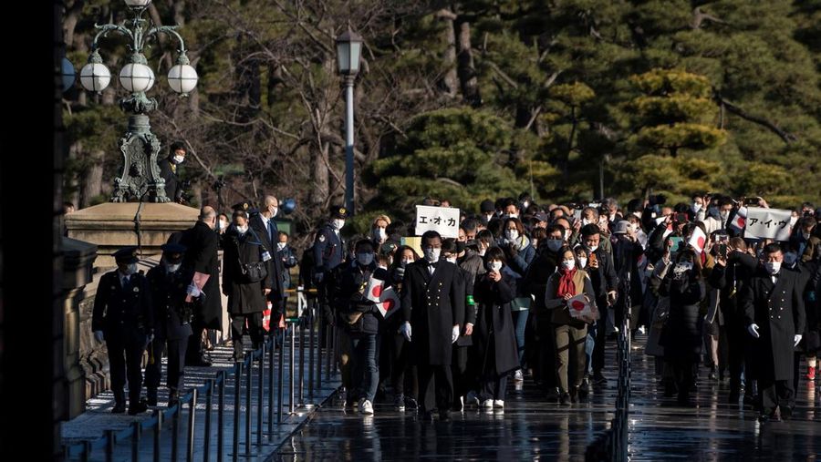 NEW-YEAR/JAPAN-EMPEROR TOKYO, JAPAN - JANUARY 02: Well-wishers arrive for the New Year's appearance by the Japanese royal family at the Imperial Palace on January 2, 2023 in Tokyo, Japan. The event was held for the first time in three years, following a hiatus due to the coronavirus pandemic. Tomohiro Ohsumi/Pool via REUTERS