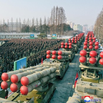Kim Jong Un Pamerkan Rudal Balistik Pembawa Nuklir