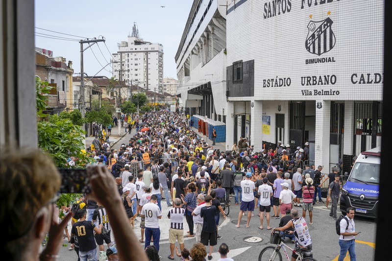 Peti mati dengan jenazah legenda sepak bola Brasil Pele dipajang di lapangan stadion Vila Belmiro di Santos, Brasil, Senin, 2 Januari 2023. Peti mati dengan jenazah legenda sepak bola Brasil Pele dipajang di lapangan stadion Vila Belmiro di Santos, Brasil, Senin, 2 Januari 2023. (AP Photo/Andre Penner)