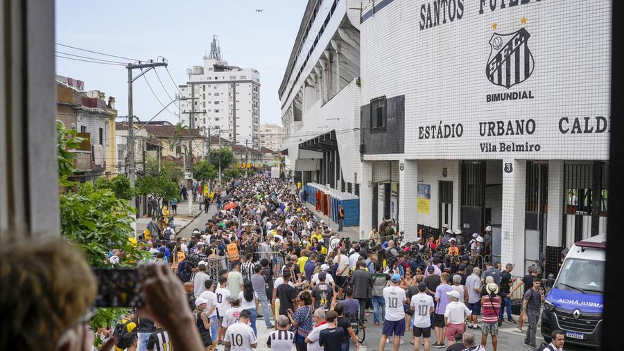 Peti mati dengan jenazah legenda sepak bola Brasil Pele dipajang di lapangan stadion Vila Belmiro di Santos, Brasil, Senin, 2 Januari 2023. (AP Photo/Andre Penner)
