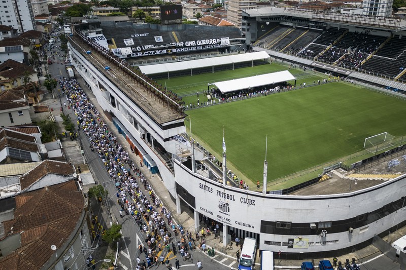 Peti mati dengan jenazah legenda sepak bola Brasil Pele dipajang di lapangan stadion Vila Belmiro di Santos, Brasil, Senin, 2 Januari 2023. Peti mati dengan jenazah legenda sepak bola Brasil Pele dipajang di lapangan stadion Vila Belmiro di Santos, Brasil, Senin, 2 Januari 2023. (AP Photo/Andre Penner)