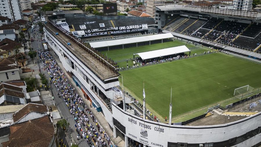 Peti mati dengan jenazah legenda sepak bola Brasil Pele dipajang di lapangan stadion Vila Belmiro di Santos, Brasil, Senin, 2 Januari 2023. (AP Photo/Andre Penner)