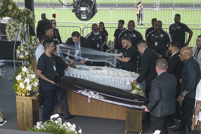 Peti mati dengan jenazah legenda sepak bola Brasil Pele dipajang di lapangan stadion Vila Belmiro di Santos, Brasil, Senin, 2 Januari 2023. Peti mati dengan jenazah legenda sepak bola Brasil Pele dipajang di lapangan stadion Vila Belmiro di Santos, Brasil, Senin, 2 Januari 2023. (AP Photo/Andre Penner)