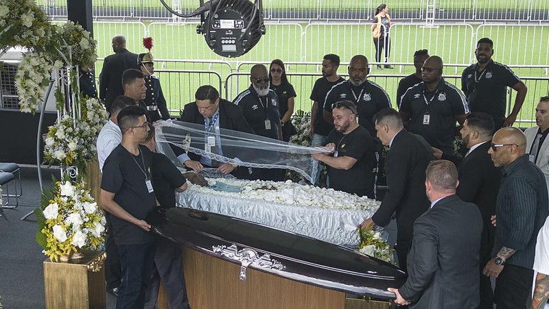 Peti mati dengan jenazah legenda sepak bola Brasil Pele dipajang di lapangan stadion Vila Belmiro di Santos, Brasil, Senin, 2 Januari 2023. (AP Photo/Andre Penner)