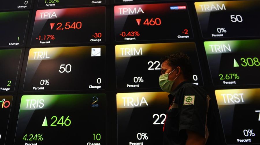 Layar menampilkan pergerakan perdagangan saham di Bursa Efek Indonesia (BEI), Jakarta, Senin (2/1/2023). Pada pembukaan perdagangan saham di awal tahun 2023, Indeks Harga Saham Gabungan (IHSG) dibuka melemah 8,51 poin atau 0,12 persen ke 6.842,11. ANTARA FOTO/Hafidz Mubarak A/foc.