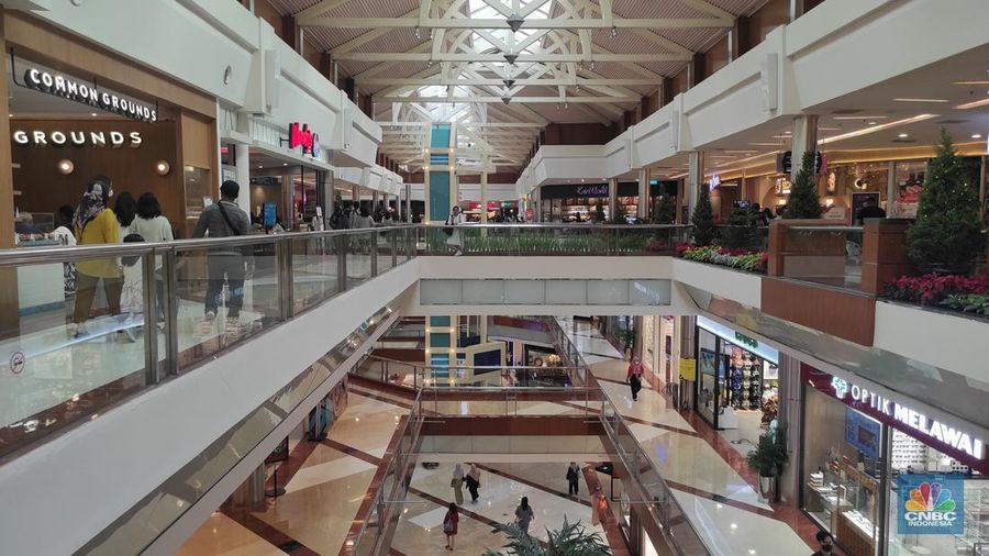 Pengunjung pusat perbelanjaan juga terlihat di Pondok Indah Mall 1 pada (2/1/2023). Meskipun PPKM telah dicabut para pengunjung mall tetap mematuhi peraturan dengan menggunakan masker saat berkeliling mall. (CNBC Indonesia/Andrean Kristianto)