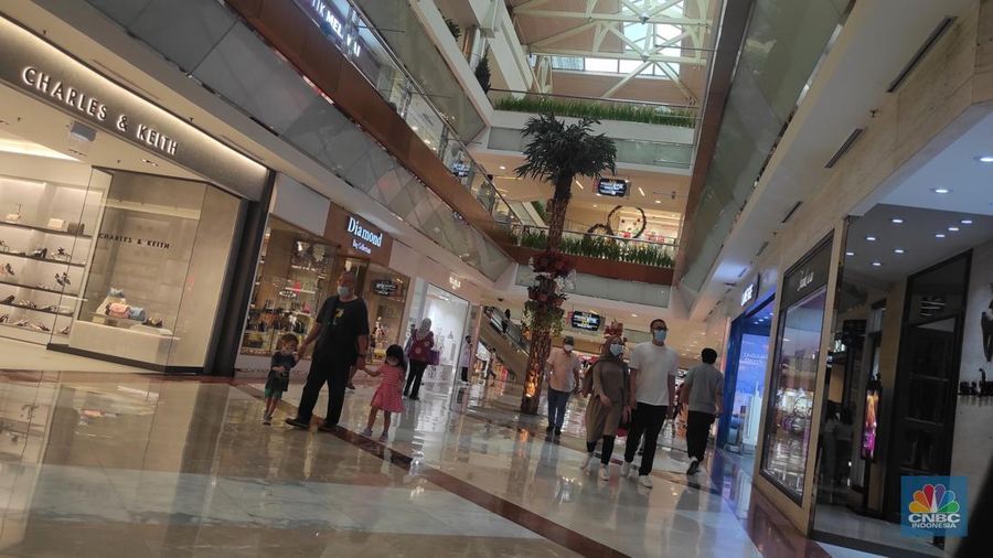 Pengunjung pusat perbelanjaan juga terlihat di Pondok Indah Mall 1 pada (2/1/2023). Meskipun PPKM telah dicabut para pengunjung mall tetap mematuhi peraturan dengan menggunakan masker saat berkeliling mall.