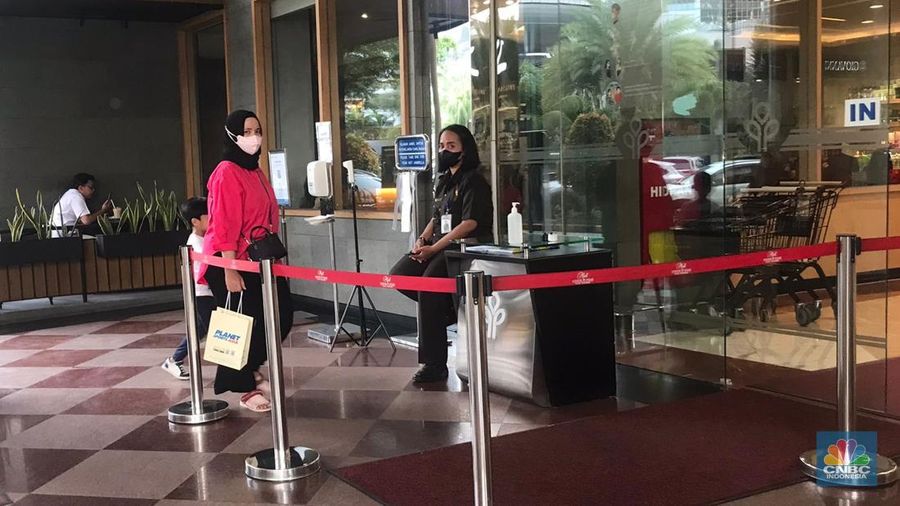 Pengunjung pusat perbelanjaan juga terlihat di Pondok Indah Mall 1 pada (2/1/2023). Meskipun PPKM telah dicabut para pengunjung mall tetap mematuhi peraturan dengan menggunakan masker saat berkeliling mall. (վ/Andrean Kristianto)