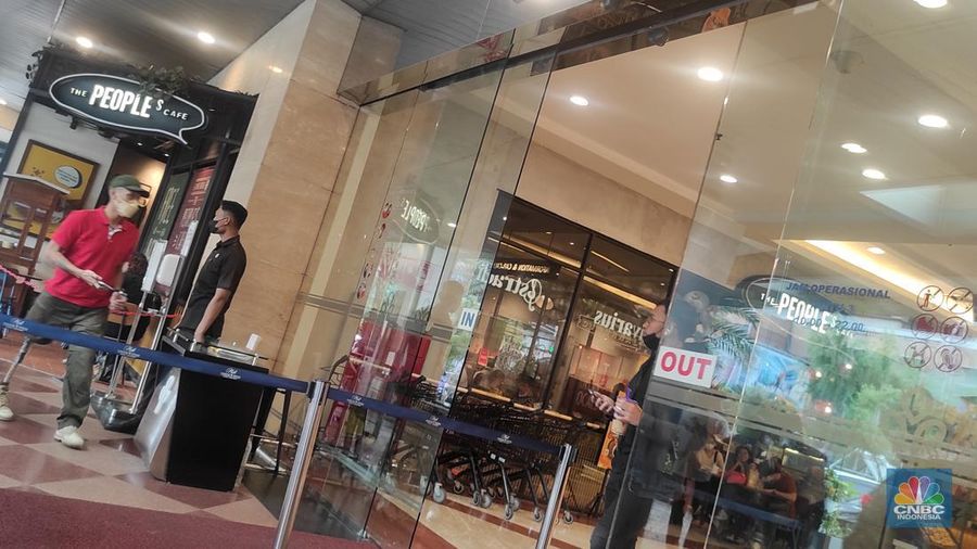 Pengunjung pusat perbelanjaan juga terlihat di Pondok Indah Mall 1 pada (2/1/2023). Meskipun PPKM telah dicabut para pengunjung mall tetap mematuhi peraturan dengan menggunakan masker saat berkeliling mall. (CNBC Indonesia/Andrean Kristianto)