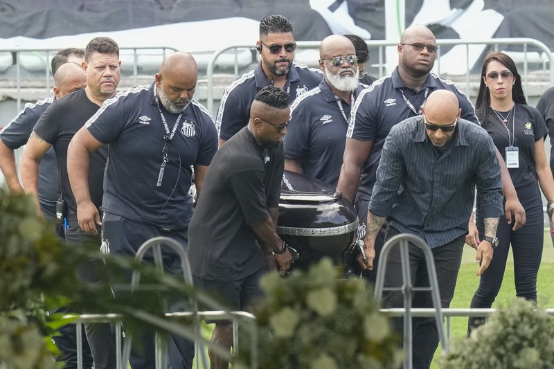Peti mati dengan jenazah legenda sepak bola Brasil Pele dipajang di lapangan stadion Vila Belmiro di Santos, Brasil, Senin, 2 Januari 2023. Peti mati dengan jenazah legenda sepak bola Brasil Pele dipajang di lapangan stadion Vila Belmiro di Santos, Brasil, Senin, 2 Januari 2023. (AP Photo/Andre Penner)