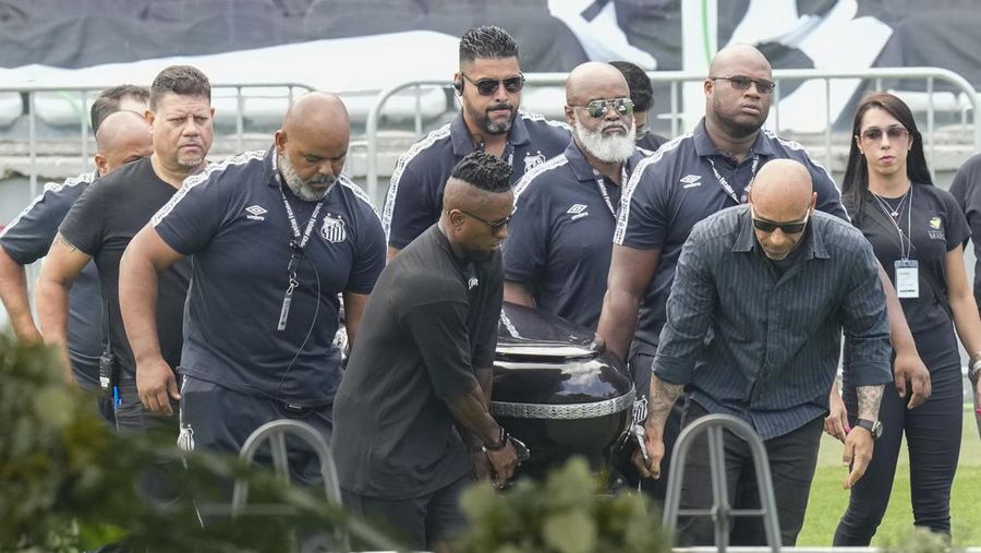 Peti mati dengan jenazah legenda sepak bola Brasil Pele dipajang di lapangan stadion Vila Belmiro di Santos, Brasil, Senin, 2 Januari 2023. (AP Photo/Andre Penner)