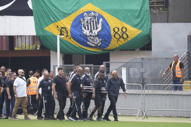 Peti mati dengan jenazah legenda sepak bola Brasil Pele dipajang di lapangan stadion Vila Belmiro di Santos, Brasil, Senin, 2 Januari 2023. Peti mati dengan jenazah legenda sepak bola Brasil Pele dipajang di lapangan stadion Vila Belmiro di Santos, Brasil, Senin, 2 Januari 2023. (AP Photo/Andre Penner)