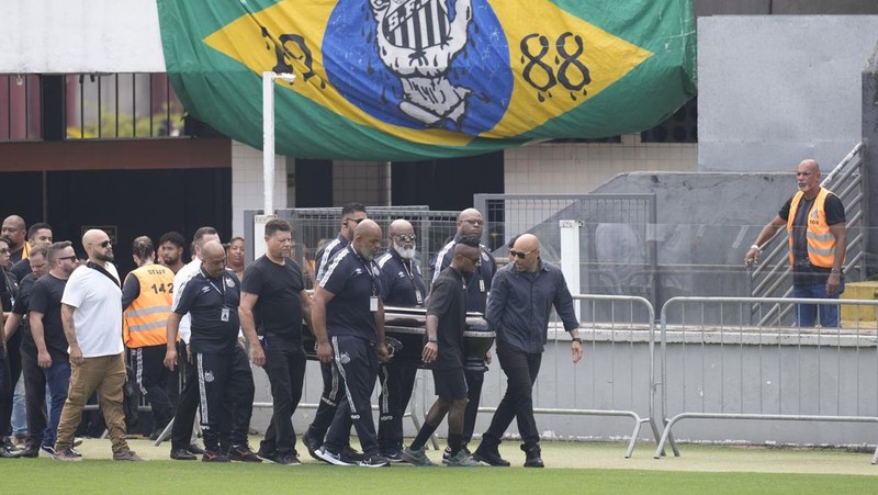 Peti mati dengan jenazah legenda sepak bola Brasil Pele dipajang di lapangan stadion Vila Belmiro di Santos, Brasil, Senin, 2 Januari 2023. (AP Photo/Andre Penner)