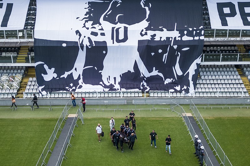 Peti mati dengan jenazah legenda sepak bola Brasil Pele dipajang di lapangan stadion Vila Belmiro di Santos, Brasil, Senin, 2 Januari 2023. (AP Photo/Andre Penner)
