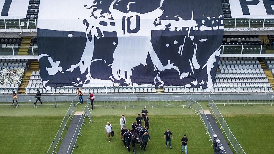 Peti mati dengan jenazah legenda sepak bola Brasil Pele dipajang di lapangan stadion Vila Belmiro di Santos, Brasil, Senin, 2 Januari 2023. (AP Photo/Andre Penner)