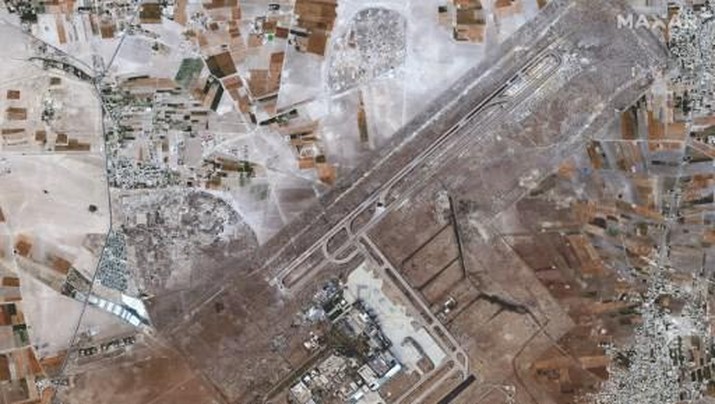 This handout satellite image released by Maxar Technologies, shows damage to runways at Damascus International Airport on the southeastern outskirts of Syria's capital on June 10, 2022. - Repairs have begun at the airport in Syria's capital, which was closed for a second day after Israeli air strikes, Syria's transport ministry said. The ministry confirmed in a statement that runways were out of service with serious damage after the attack. (Photo by Satellite image 2022 Maxar Technologies / AFP).