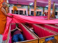 Unik! Warga Thailand Gelar Doa Awal 2023 Dalam Peti Mati