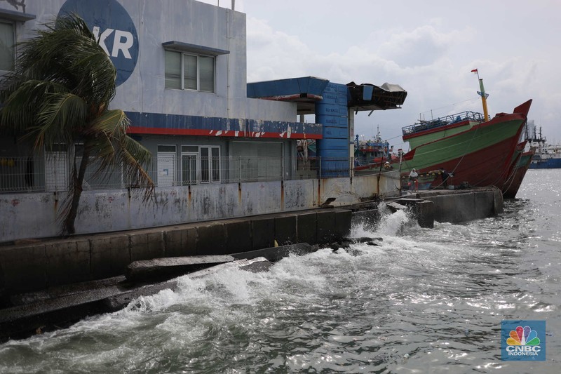 Warga memancing saat ombak besar di kawasan pelabuhan Muara Baru, Jakarta, Senin (2/1/2023). Warga memancing saat ombak besar di kawasan pelabuhan Muara Baru, Jakarta, Senin (2/1/2023). Pemerintah pusat bersama Pemerintah Provinsi DKI Jakarta tengah melakukan pembangunan tanggul pantai di wilayah utara Jakarta. (CNBC Indonesia / Tri Susilo)