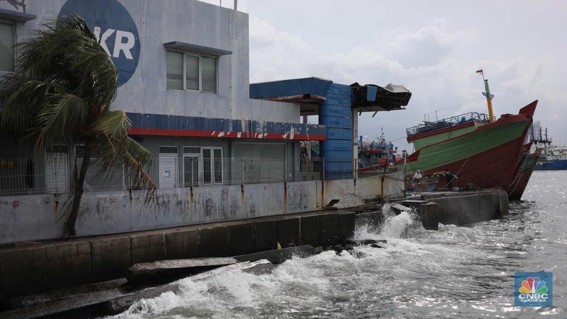 Warga memancing saat ombak besar di kawasan pelabuhan Muara Baru, Jakarta, Senin (2/1/2023). Pemerintah pusat bersama Pemerintah Provinsi DKI Jakarta tengah melakukan pembangunan tanggul pantai di wilayah utara Jakarta. (CNBC Indonesia / Tri Susilo)