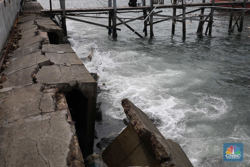 Warga memancing saat ombak besar di kawasan pelabuhan Muara Baru, Jakarta, Senin (2/1/2023). Pemerintah pusat bersama Pemerintah Provinsi DKI Jakarta tengah melakukan pembangunan tanggul pantai di wilayah utara Jakarta. (CNBC Indonesia / Tri Susilo)