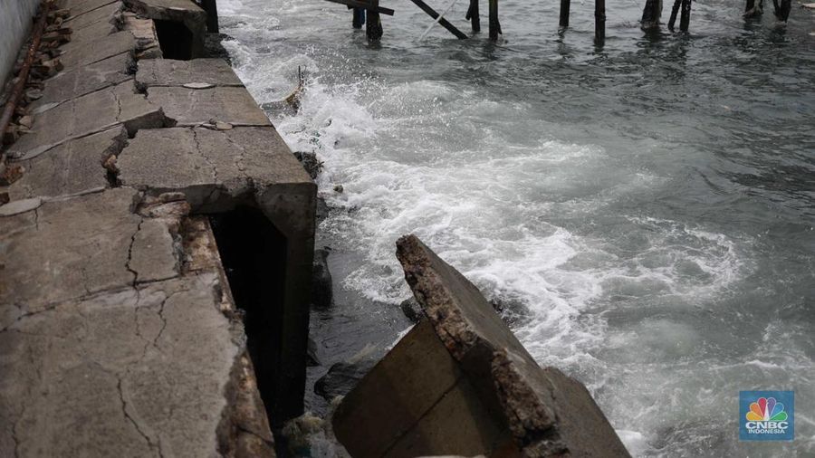 Warga memancing saat ombak besar di kawasan pelabuhan Muara Baru, Jakarta, Senin (2/1/2023). Pemerintah pusat bersama Pemerintah Provinsi DKI Jakarta tengah melakukan pembangunan tanggul pantai di wilayah utara Jakarta. (CNBC Indonesia / Tri Susilo)