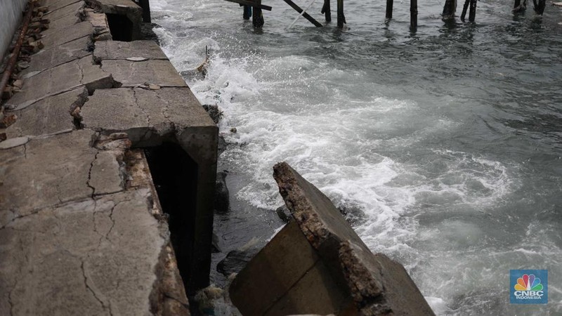 Warga memancing saat ombak besar di kawasan pelabuhan Muara Baru, Jakarta, Senin (2/1/2023). Pemerintah pusat bersama Pemerintah Provinsi DKI Jakarta tengah melakukan pembangunan tanggul pantai di wilayah utara Jakarta. (CNBC Indonesia / Tri Susilo)