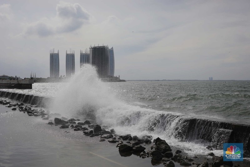 Warga memancing saat ombak besar di kawasan pelabuhan Muara Baru, Jakarta, Senin (2/1/2023). Warga memancing saat ombak besar di kawasan pelabuhan Muara Baru, Jakarta, Senin (2/1/2023). Pemerintah pusat bersama Pemerintah Provinsi DKI Jakarta tengah melakukan pembangunan tanggul pantai di wilayah utara Jakarta. (CNBC Indonesia / Tri Susilo)