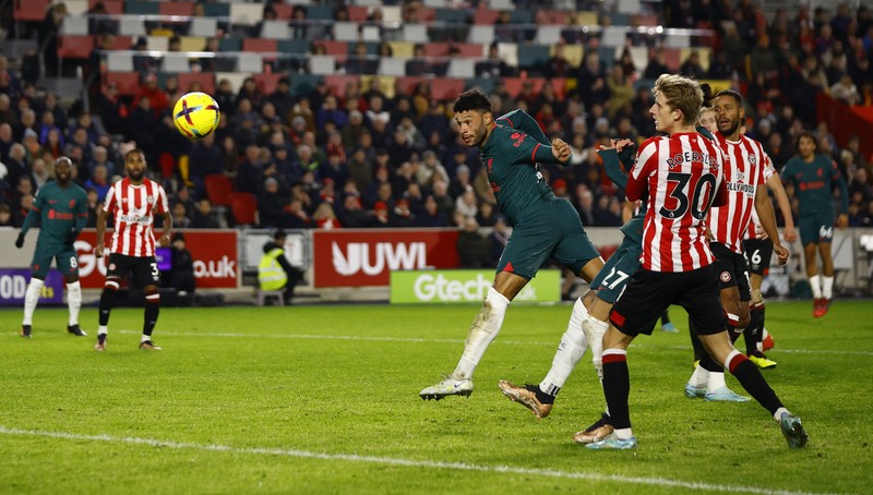 Rico Henry dari Brentford memperebutkan bola dengan Trent Alexander-Arnold dari Liverpool dalam laga Liga Inggris Brentford melawan Liverpool Rico Henry dari Brentford memperebutkan bola dengan Trent Alexander-Arnold dari Liverpool dalam laga Liga Inggris Brentford melawan Liverpool di Gtech Community Stadium, Selasa (2/1/2023). Brentford sukses mengalahkan Liverpool dengan skor 3-1. (Photo by Marc Atkins/Getty Images)