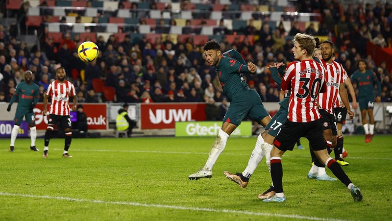 Rico Henry dari Brentford memperebutkan bola dengan Trent Alexander-Arnold dari Liverpool dalam laga Liga Inggris Brentford melawan Liverpool di Gtech Community Stadium, Selasa (2/1/2023). Brentford sukses mengalahkan Liverpool dengan skor 3-1. (Photo by Marc Atkins/Getty Images)