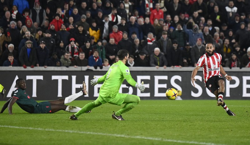 Rico Henry dari Brentford memperebutkan bola dengan Trent Alexander-Arnold dari Liverpool dalam laga Liga Inggris Brentford melawan Liverpool Rico Henry dari Brentford memperebutkan bola dengan Trent Alexander-Arnold dari Liverpool dalam laga Liga Inggris Brentford melawan Liverpool di Gtech Community Stadium, Selasa (2/1/2023). Brentford sukses mengalahkan Liverpool dengan skor 3-1. (Photo by Marc Atkins/Getty Images)