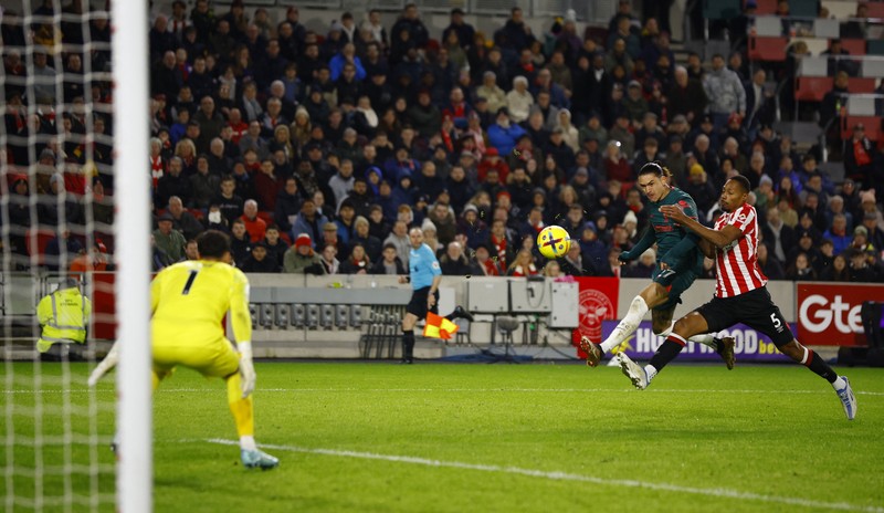 Rico Henry dari Brentford memperebutkan bola dengan Trent Alexander-Arnold dari Liverpool dalam laga Liga Inggris Brentford melawan Liverpool Rico Henry dari Brentford memperebutkan bola dengan Trent Alexander-Arnold dari Liverpool dalam laga Liga Inggris Brentford melawan Liverpool di Gtech Community Stadium, Selasa (2/1/2023). Brentford sukses mengalahkan Liverpool dengan skor 3-1. (Photo by Marc Atkins/Getty Images)