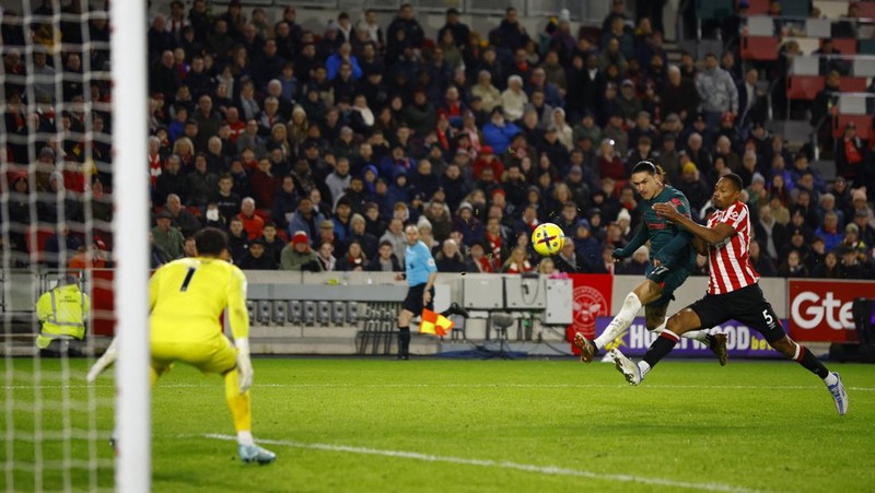 Rico Henry dari Brentford memperebutkan bola dengan Trent Alexander-Arnold dari Liverpool dalam laga Liga Inggris Brentford melawan Liverpool di Gtech Community Stadium, Selasa (2/1/2023). Brentford sukses mengalahkan Liverpool dengan skor 3-1. (Photo by Marc Atkins/Getty Images)