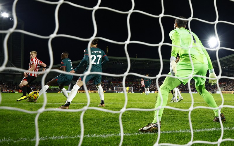 Rico Henry dari Brentford memperebutkan bola dengan Trent Alexander-Arnold dari Liverpool dalam laga Liga Inggris Brentford melawan Liverpool Rico Henry dari Brentford memperebutkan bola dengan Trent Alexander-Arnold dari Liverpool dalam laga Liga Inggris Brentford melawan Liverpool di Gtech Community Stadium, Selasa (2/1/2023). Brentford sukses mengalahkan Liverpool dengan skor 3-1. (Photo by Marc Atkins/Getty Images)