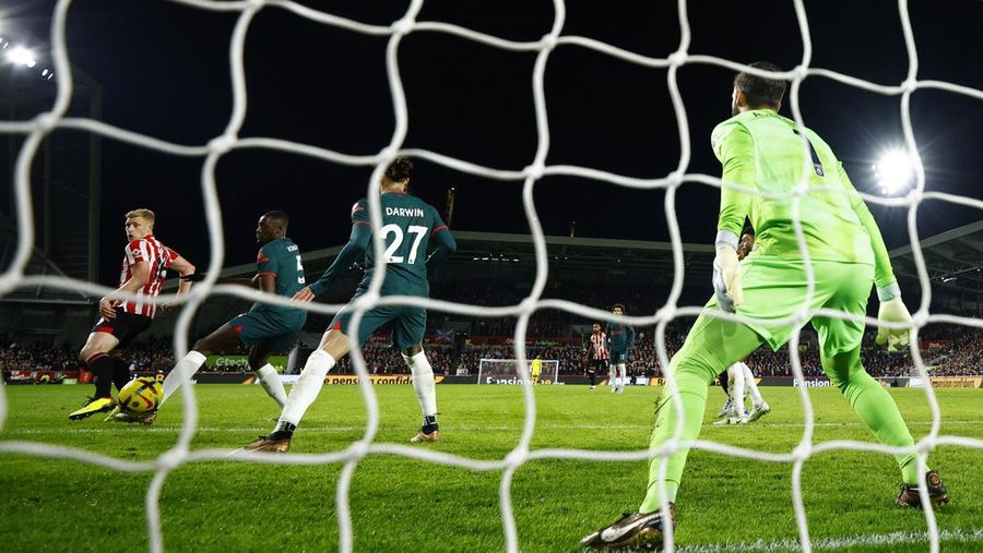 Rico Henry dari Brentford memperebutkan bola dengan Trent Alexander-Arnold dari Liverpool dalam laga Liga Inggris Brentford melawan Liverpool di Gtech Community Stadium, Selasa (2/1/2023). Brentford sukses mengalahkan Liverpool dengan skor 3-1. (Photo by Marc Atkins/Getty Images)