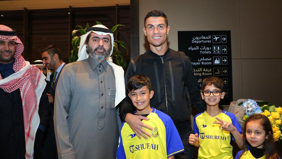 Legenda sepak bola Portugal Cristiano Ronaldo tiba di Riyadh untuk menandatangani kontrak dengan klub sepak bola Al Nassr pada 03 Januari 2023 di Arab Saudi. (Photo by Al Nassr Football Club / handout/Anadolu Agency via Getty Images)