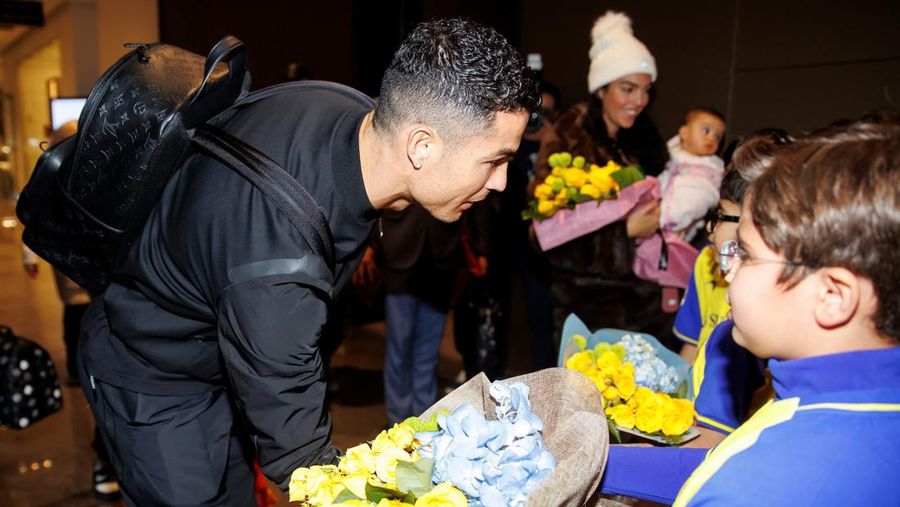 Legenda sepak bola Portugal Cristiano Ronaldo tiba di Riyadh untuk menandatangani kontrak dengan klub sepak bola Al Nassr pada 03 Januari 2023 di Arab Saudi.  (Photo by Al Nassr Football Club / handout/Anadolu Agency via Getty Images)