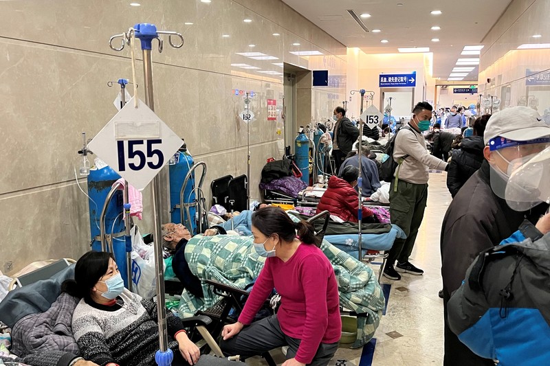Pasien berbaring di tempat tidur di ruang tunggu di unit gawat darurat Rumah Sakit Zhongshan, di tengah wabah penyakit virus corona (COVID-19) di Shanghai, China, 3 Januari 2023. Pasien berbaring di tempat tidur di ruang tunggu di unit gawat darurat Rumah Sakit Zhongshan, di tengah wabah penyakit virus corona (COVID-19) di Shanghai, China, 3 Januari 2023. (REUTERS/Staff)