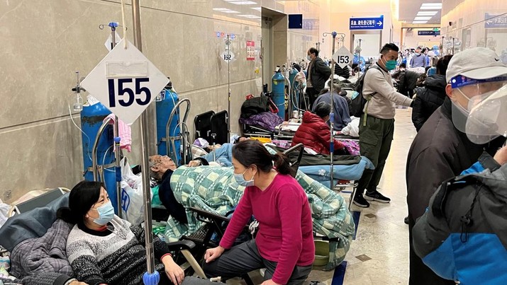 Pasien berbaring di tempat tidur di lorong di bagian gawat darurat Rumah Sakit Zhongshan, di tengah wabah penyakit coronavirus (COVID-19) di Shanghai, China 3 Januari 2023. (REUTERS/Staff)