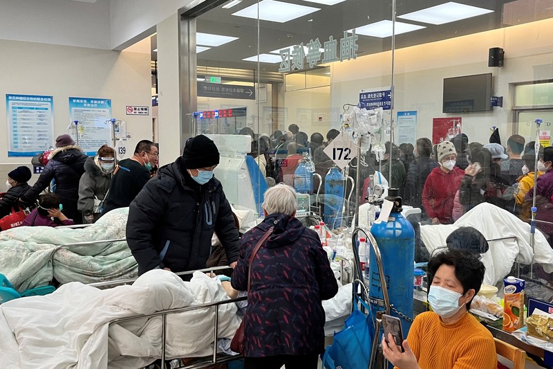 Pasien berbaring di tempat tidur di ruang tunggu di unit gawat darurat Rumah Sakit Zhongshan, di tengah wabah penyakit virus corona (COVID-19) di Shanghai, China, 3 Januari 2023. Pasien berbaring di tempat tidur di ruang tunggu di unit gawat darurat Rumah Sakit Zhongshan, di tengah wabah penyakit virus corona (COVID-19) di Shanghai, China, 3 Januari 2023. (REUTERS/Staff)