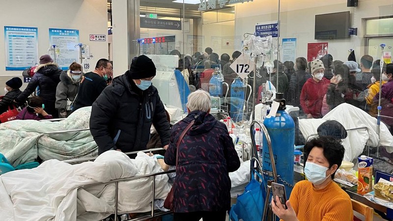 Pasien berbaring di tempat tidur di ruang tunggu di unit gawat darurat Rumah Sakit Zhongshan, di tengah wabah penyakit virus corona (COVID-19) di Shanghai, China, 3 Januari 2023. (REUTERS/Staff)