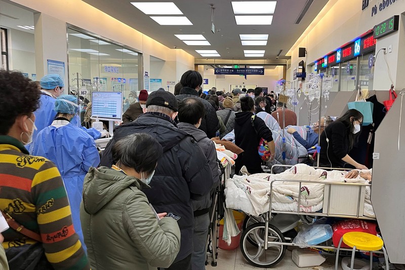 Pasien berbaring di tempat tidur di ruang tunggu di unit gawat darurat Rumah Sakit Zhongshan, di tengah wabah penyakit virus corona (COVID-19) di Shanghai, China, 3 Januari 2023. Pasien berbaring di tempat tidur di ruang tunggu di unit gawat darurat Rumah Sakit Zhongshan, di tengah wabah penyakit virus corona (COVID-19) di Shanghai, China, 3 Januari 2023. (REUTERS/Staff)