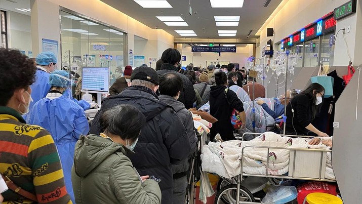 Pasien berbaring di tempat tidur di samping loket tertutup di bagian gawat darurat Rumah Sakit Zhongshan, di tengah wabah penyakit virus corona (COVID-19) di Shanghai, China 3 Januari 2023. Pasien berbaring di tempat tidur di samping loket tertutup di bagian gawat darurat Rumah Sakit Zhongshan, di tengah wabah penyakit virus corona (COVID-19) di Shanghai, China 3 Januari 2023. (REUTERS/Staff)