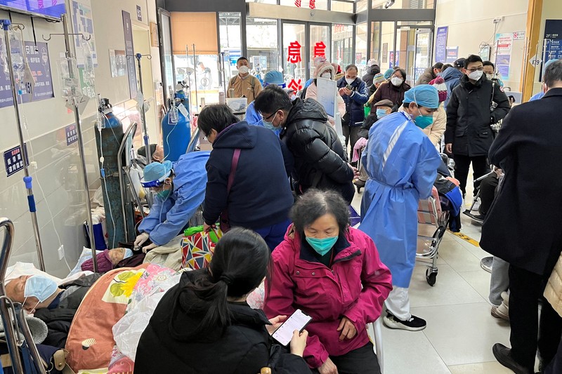 Pasien berbaring di tempat tidur di ruang tunggu di unit gawat darurat Rumah Sakit Zhongshan, di tengah wabah penyakit virus corona (COVID-19) di Shanghai, China, 3 Januari 2023. (REUTERS/Staff)