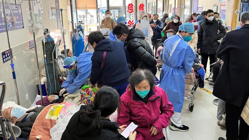 Pasien berbaring di tempat tidur di ruang tunggu di unit gawat darurat Rumah Sakit Zhongshan, di tengah wabah penyakit virus corona (COVID-19) di Shanghai, China, 3 Januari 2023. (REUTERS/Staff)