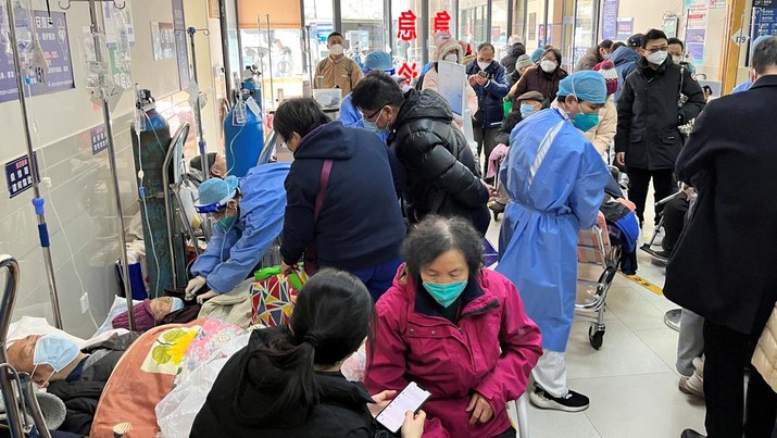 Pekerja medis merawat pasien di unit gawat darurat Rumah Sakit Zhongshan, di tengah wabah penyakit virus corona (COVID-19) di Shanghai, Tiongkok, 3 Januari 2023. (REUTERS/Staff)